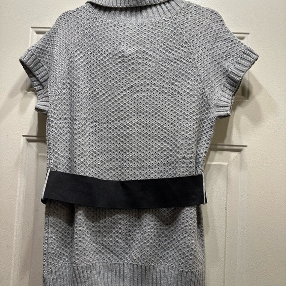 Beautiful Gray “ No Boundaries “ Modern Sweater!!! - Picture 2 of 3